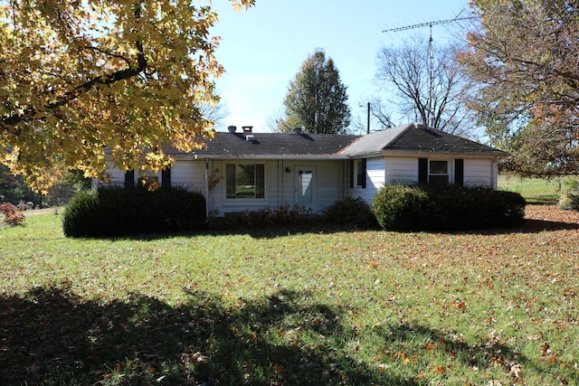 ranch-style house featuring a front yard