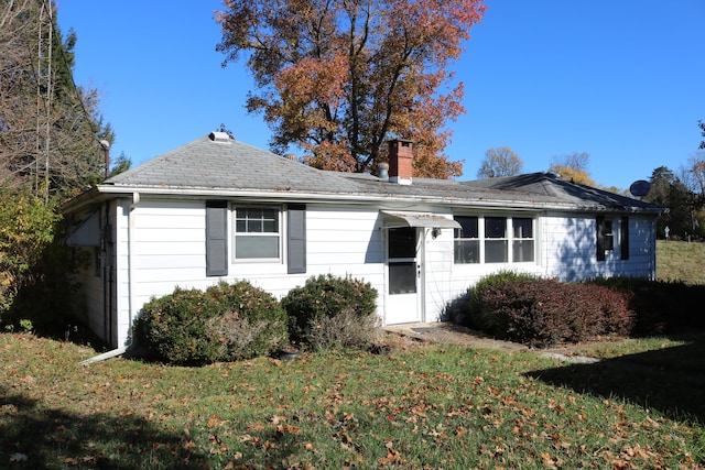 view of front of house featuring a front yard