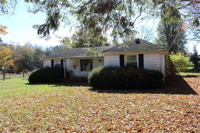 ranch-style home featuring a front lawn