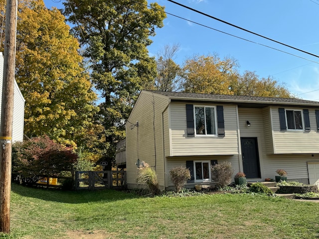 split foyer home featuring a front yard