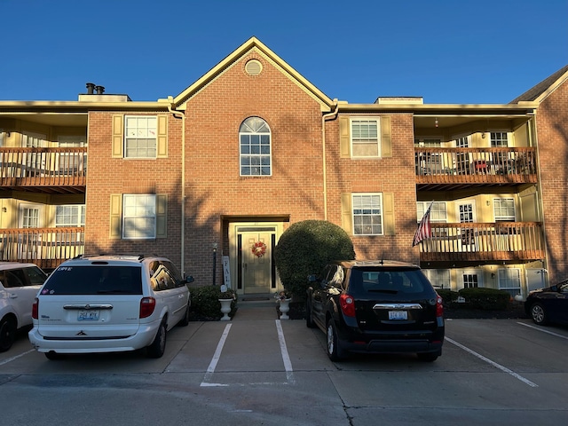 view of front of property featuring a balcony