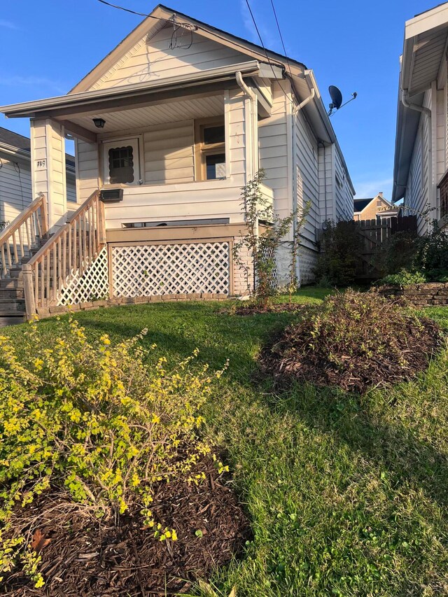 bungalow featuring a front lawn