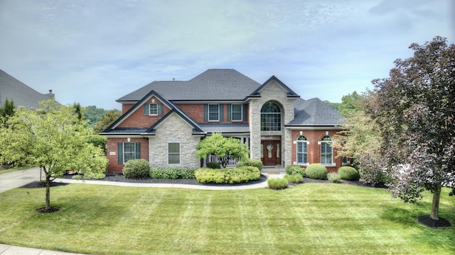 view of front of property featuring a front lawn