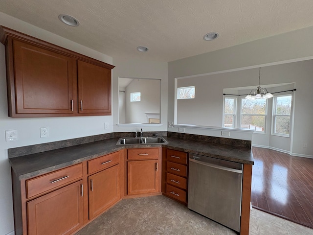 kitchen featuring light hardwood / wood-style floors, an inviting chandelier, a textured ceiling, sink, and stainless steel dishwasher