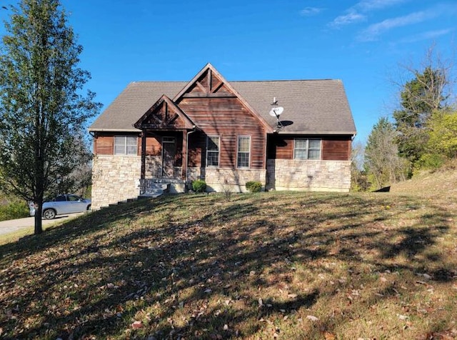 view of front facade with a front lawn