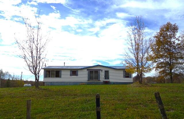 view of front of property featuring a front yard