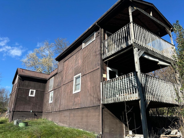 view of side of home featuring a balcony