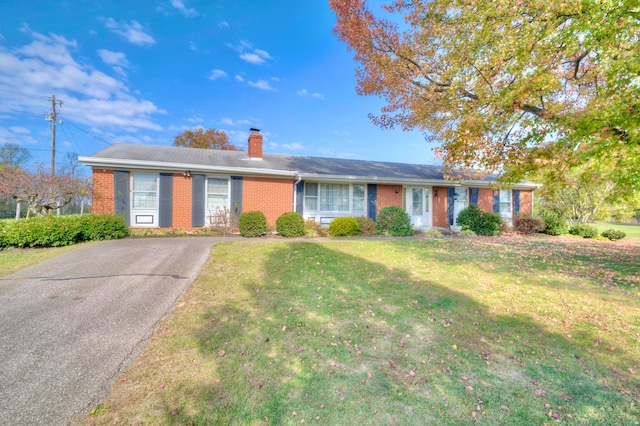 single story home with a front lawn