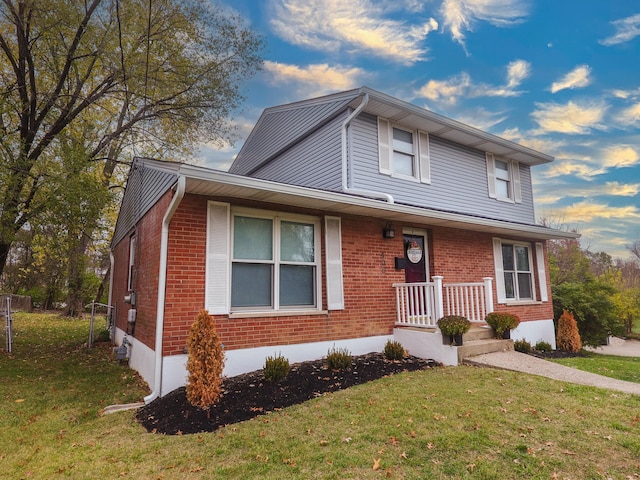 view of front of house with a front lawn