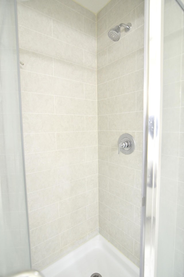 bathroom featuring tiled shower