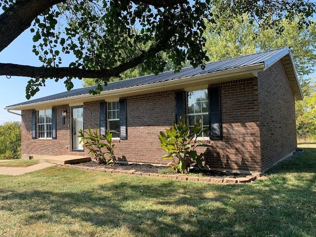 ranch-style home featuring a front lawn