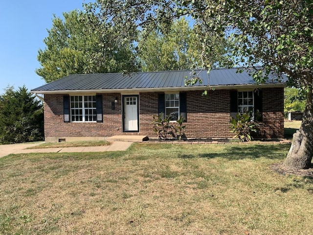 single story home with a front yard