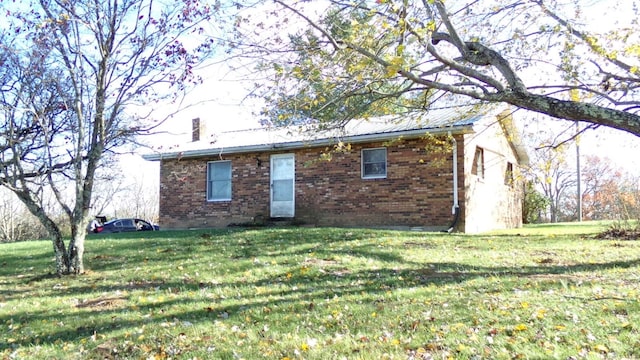 view of front facade with a front yard