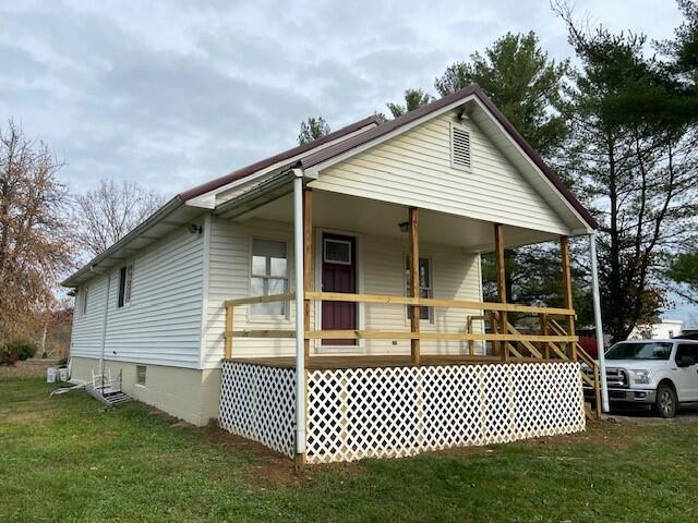 view of front facade with covered porch and a front lawn