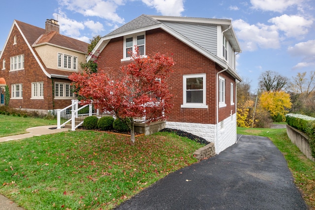 view of front of property with a front yard