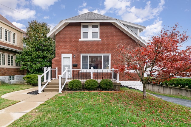 view of front of house featuring a front lawn