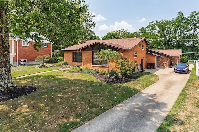 view of front of house featuring a front yard