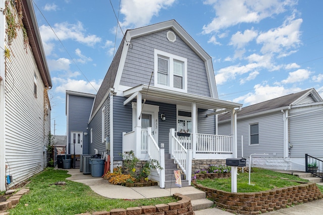 view of front of property featuring a front lawn and covered porch