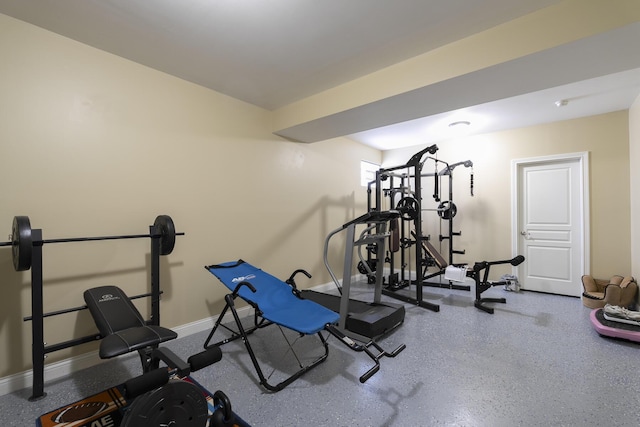 exercise area featuring baseboards