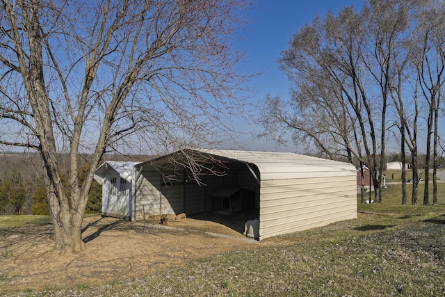 view of pole building featuring a lawn