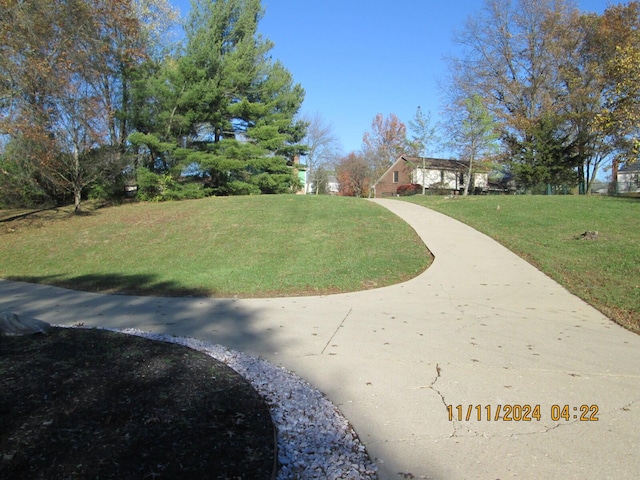 view of property's community featuring a yard