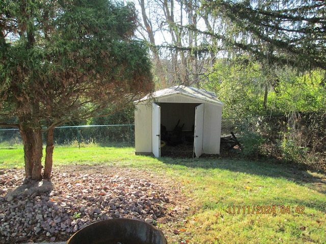 view of yard featuring a shed