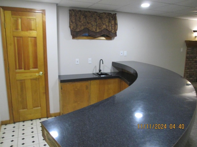 bar featuring sink and a drop ceiling