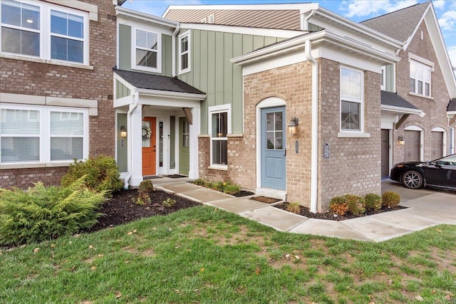 view of property featuring a front yard