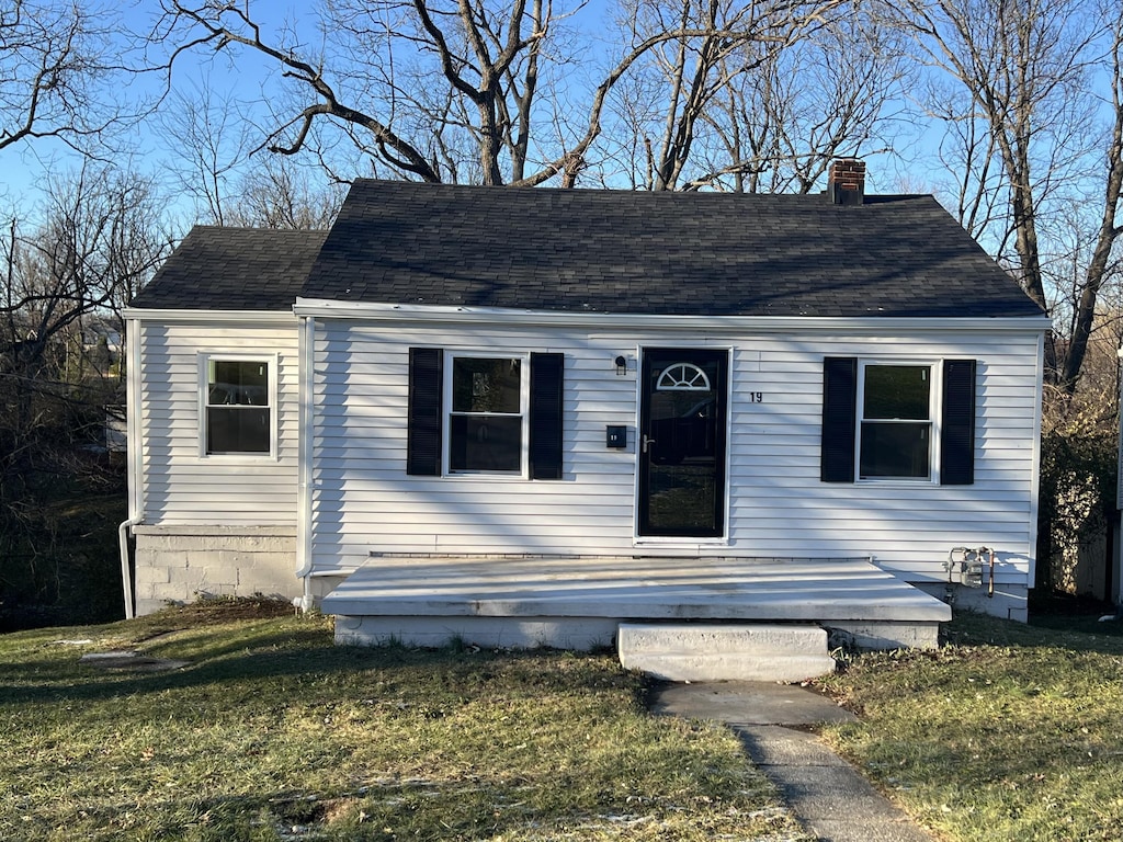 view of front of house featuring a front yard