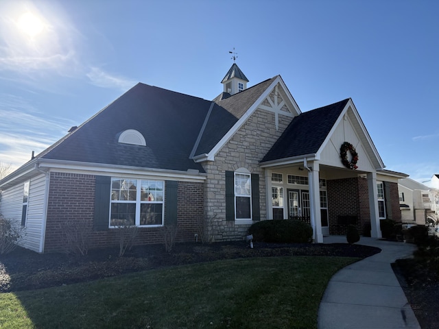 view of front of property featuring a porch and a front lawn