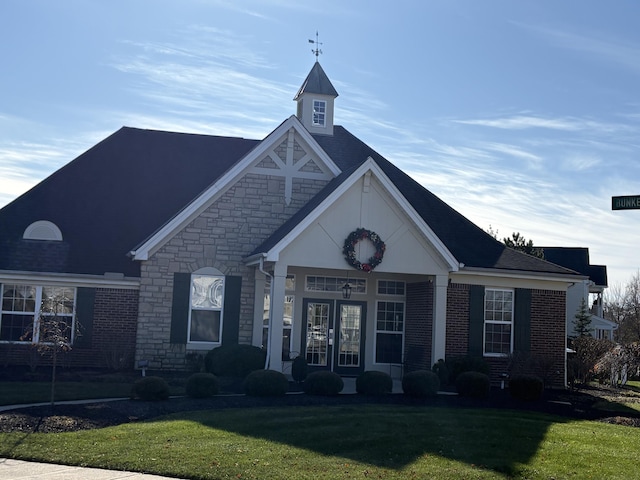 view of front of home featuring a front yard