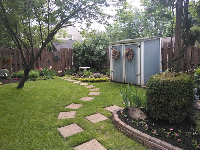 view of yard featuring a shed