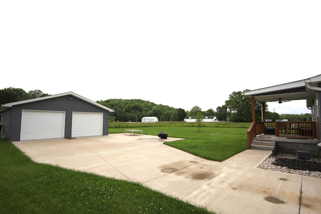 view of yard featuring an outbuilding and a garage