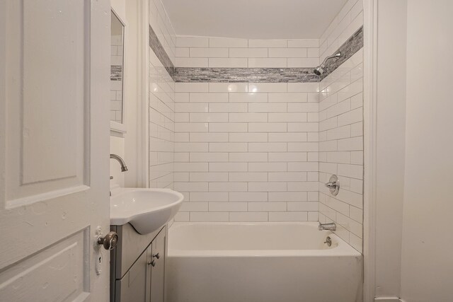 bathroom featuring vanity and tiled shower / bath combo