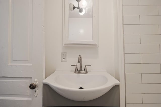 bathroom featuring an inviting chandelier and sink