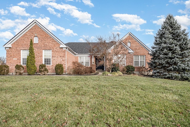 view of front property featuring a front lawn