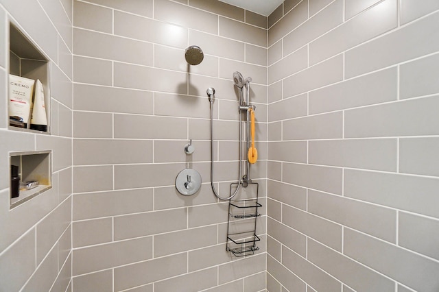 bathroom featuring a tile shower