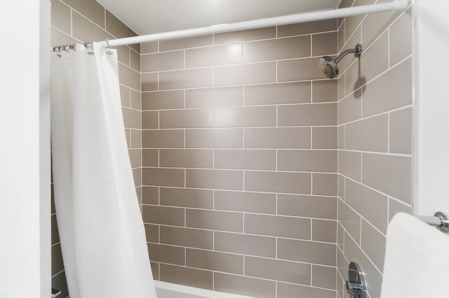 bathroom with shower / bath combo