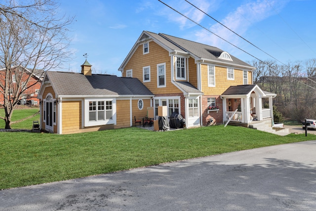 view of front of property with a front lawn