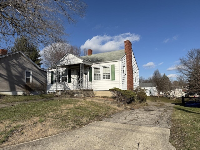 view of front facade with a front lawn