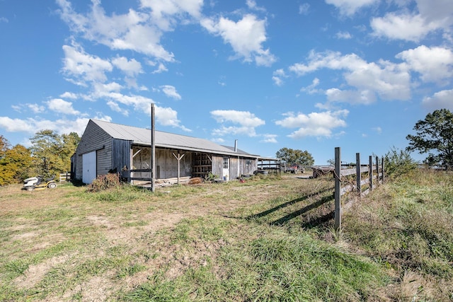 view of yard featuring an outdoor structure