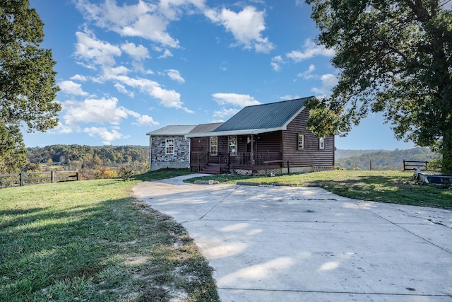 view of front facade with a mountain view and a front lawn