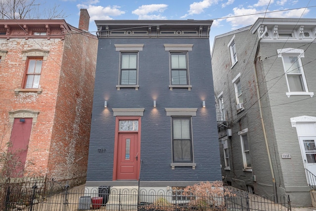 view of italianate home