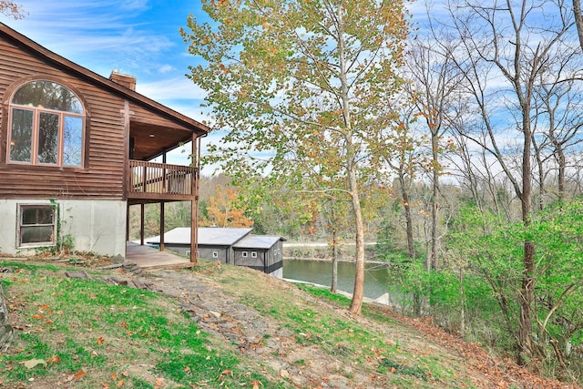 view of yard featuring a water view