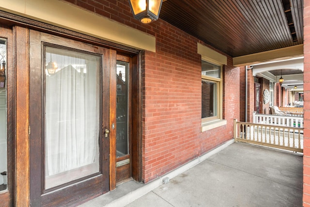 property entrance featuring a porch