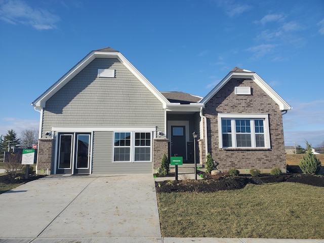 craftsman house with a front lawn