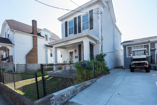 view of front of property featuring a front lawn and covered porch