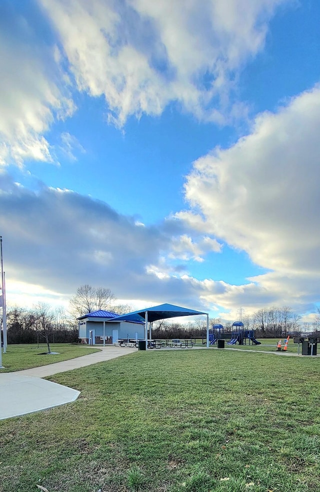 view of home's community featuring a yard