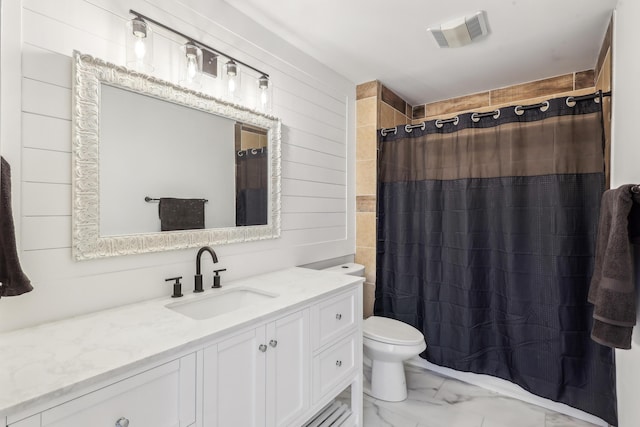 bathroom with toilet, a shower with shower curtain, and vanity