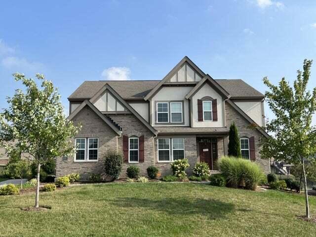 view of front of home with a front lawn